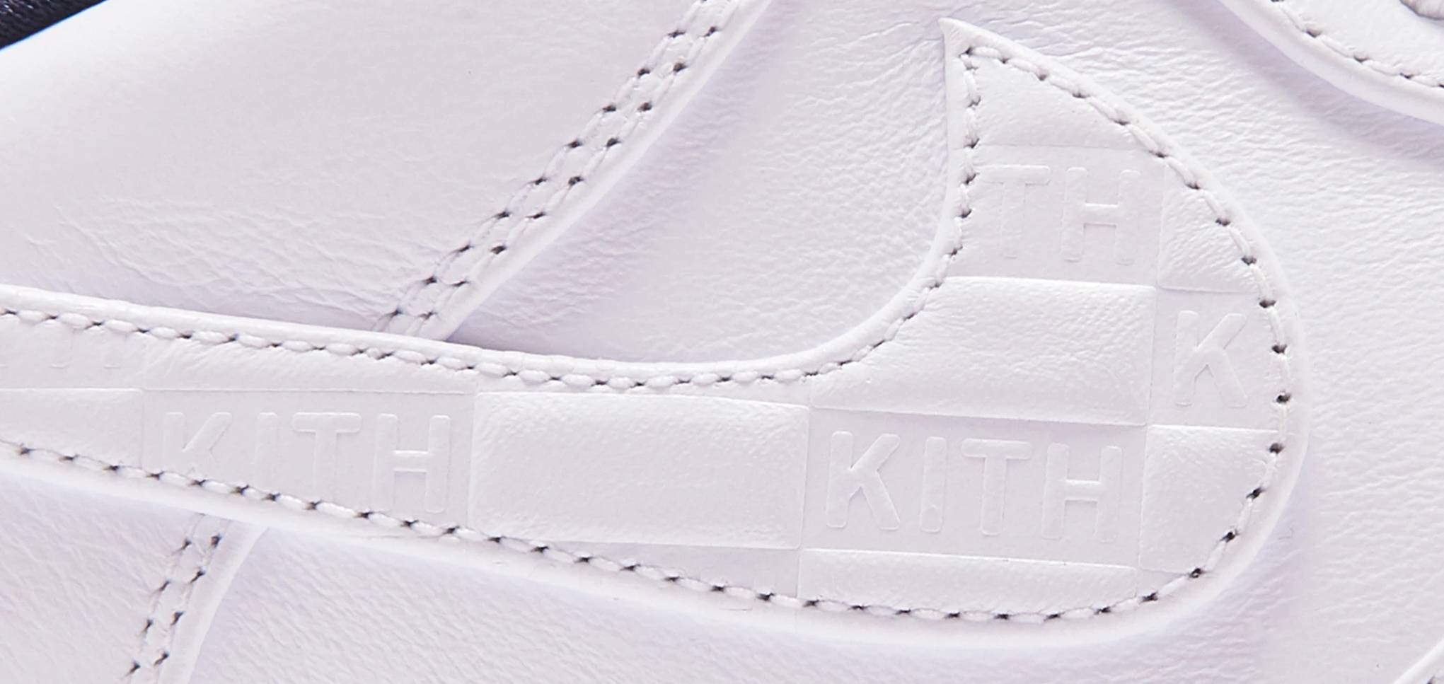 KITH x Air Force 1 鞋身側面的Swoosh印有凹凸效果KITH字樣。