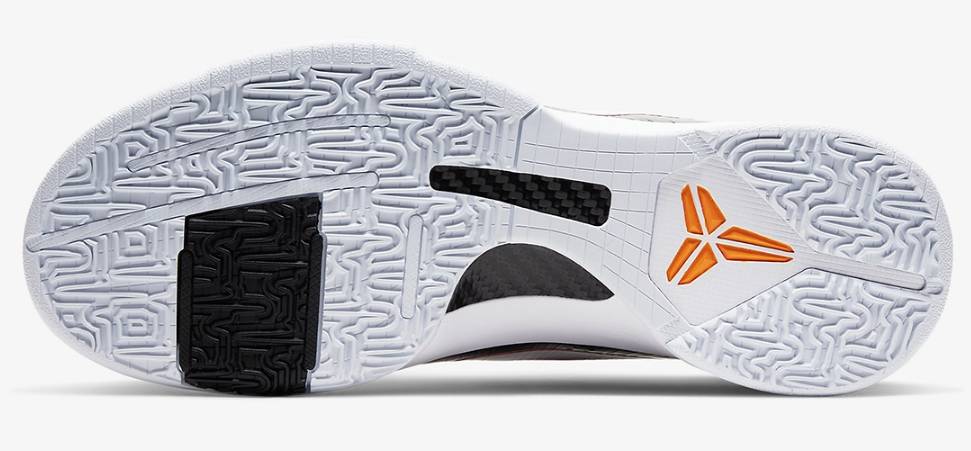 Kobe 5 中底附有碳纖維穩定板，提高鞋身的穩定性。