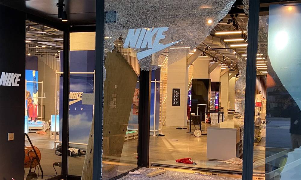 美國暴動 Nike其中一間店的櫥窗被打破，店內的貨品亦被洗劫一空。