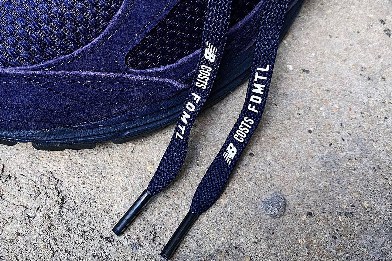 FDMTL x COSTS x New Balance 鞋帶上將3個品牌的標誌注入，以代表此為三方聯乘。