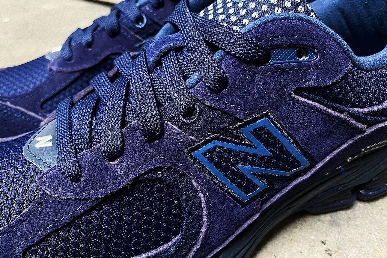 FDMTL x COSTS x New Balance 中央位置的鞋帶孔特別加入繡線設計，令該部分的布料增強耐磨度。