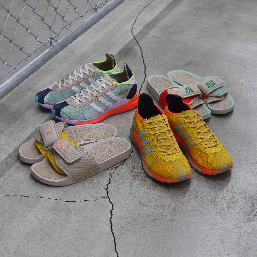 Pharrell Williams x Nigo x adidas 在 mita sneakers Instagram 發布的新相中，有齊了兩款配色的拖鞋及鞋款。