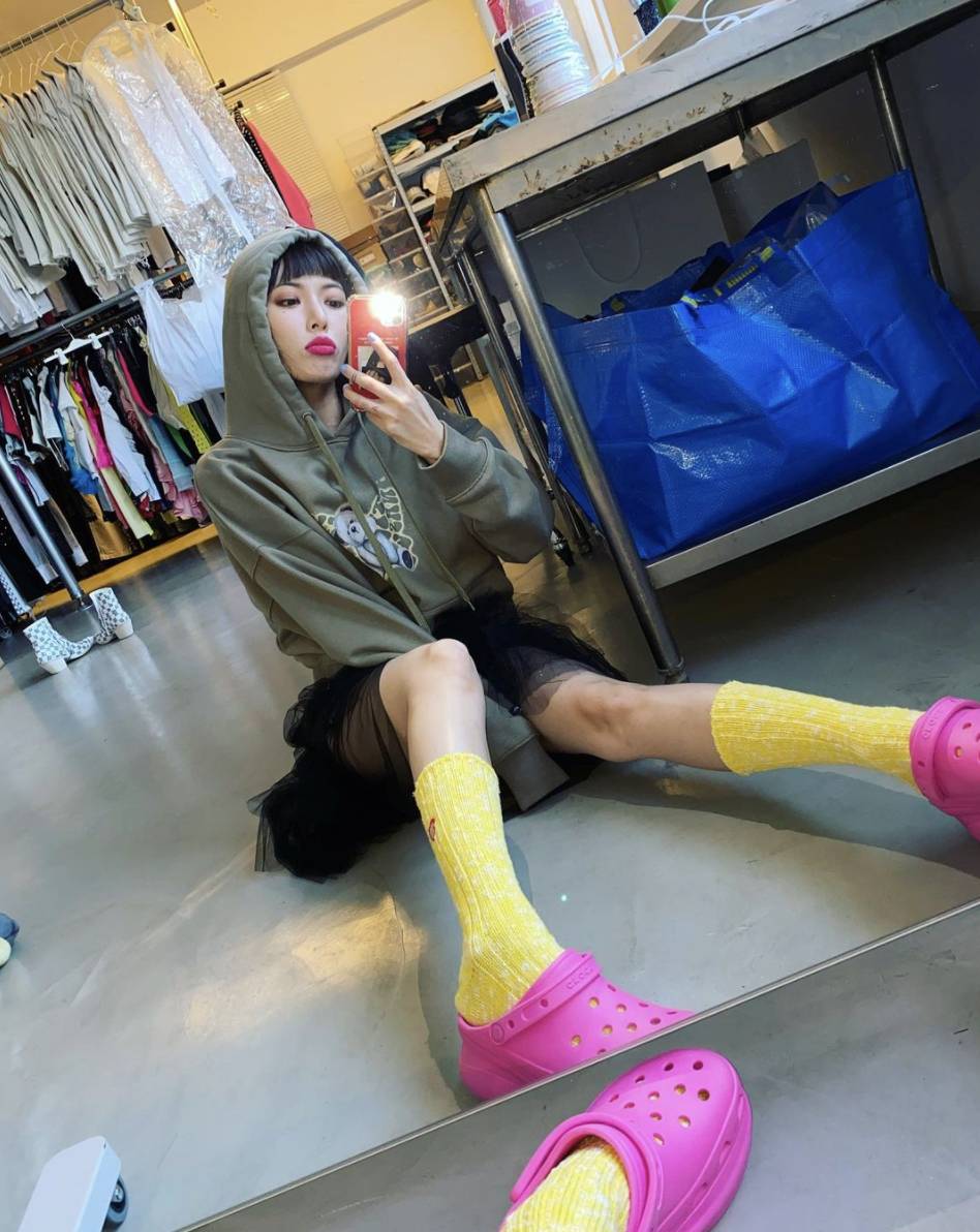 Post Malone x Crocs 韓星泫雅也是桃紅色Crocs用家。（Instagram @hyunah_aa）