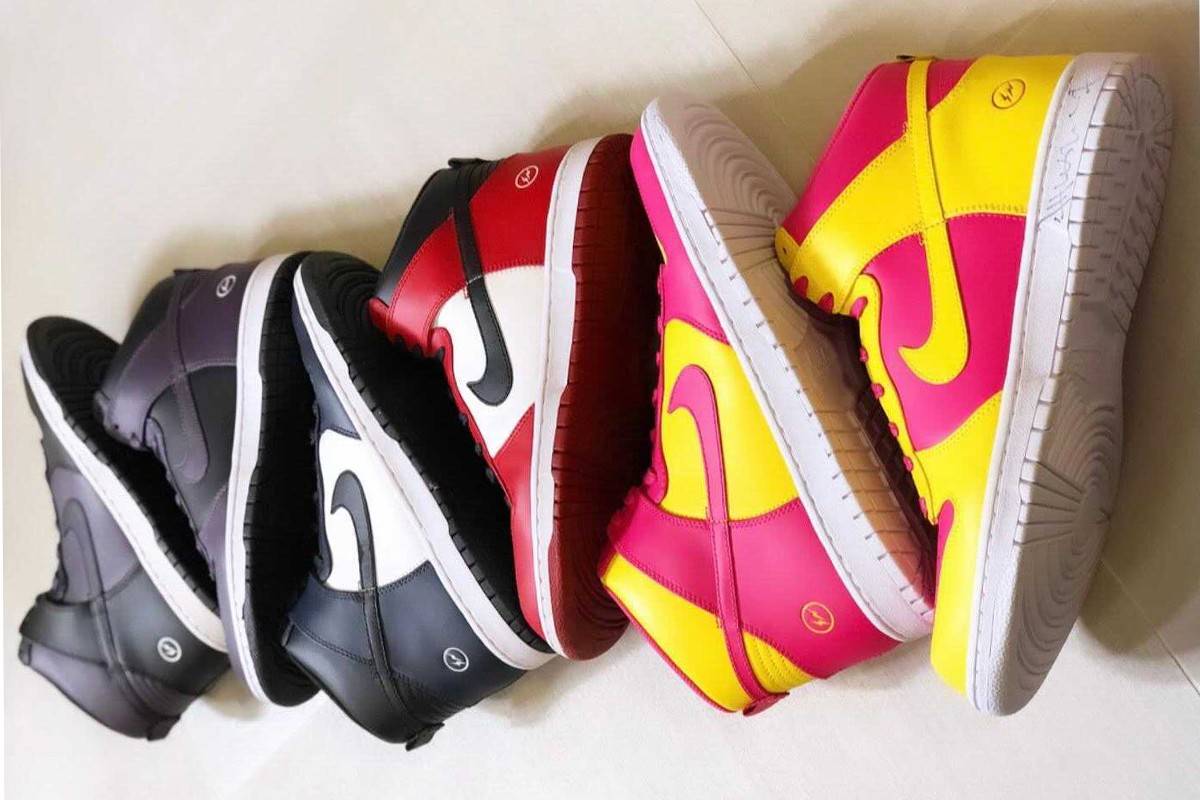 fragment design x Nike Dunk High 「London」版本在鞋後跟位置的中底，還能找到藤原浩為球鞋簽的名。
