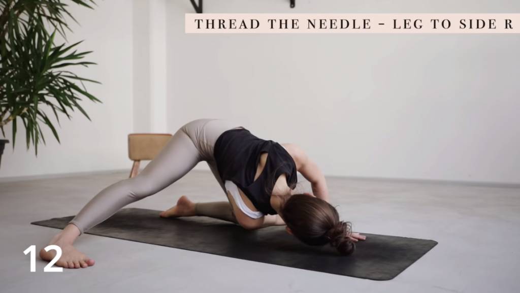 改善背痛伸展運動！10分鐘簡易瑜伽解決「back pain」 - Thread the Neede - Leg to Side