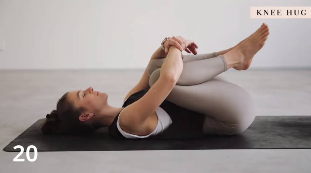 改善背痛伸展運動！10分鐘簡易瑜伽解決「back pain」 - Knee Hug
