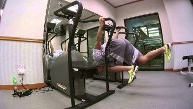 2 step machines make good parallel bars 一部樓梯機：練踏步； 兩部樓梯機：練雙槓