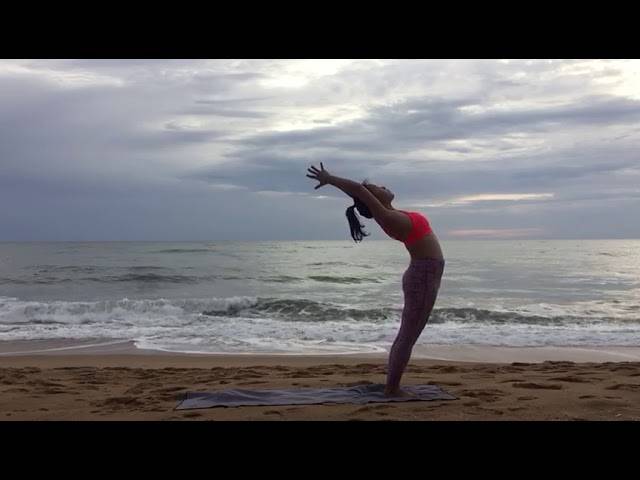 yoga-on-the-beach_56062096060f62846ee408