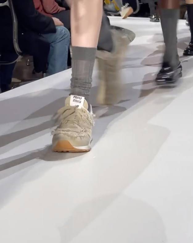 New Balance 574 x Miu Miu 首度曝光！2色同步現身 2022SS Paris Fashion Week 春夏巴黎時裝週