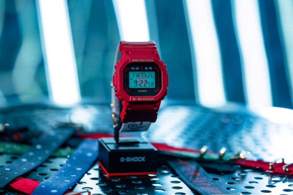 CLOT x G-SHOCK 新色 DW-5600BBN 即將上架！全紅色錶帶成腕上最注目焦點