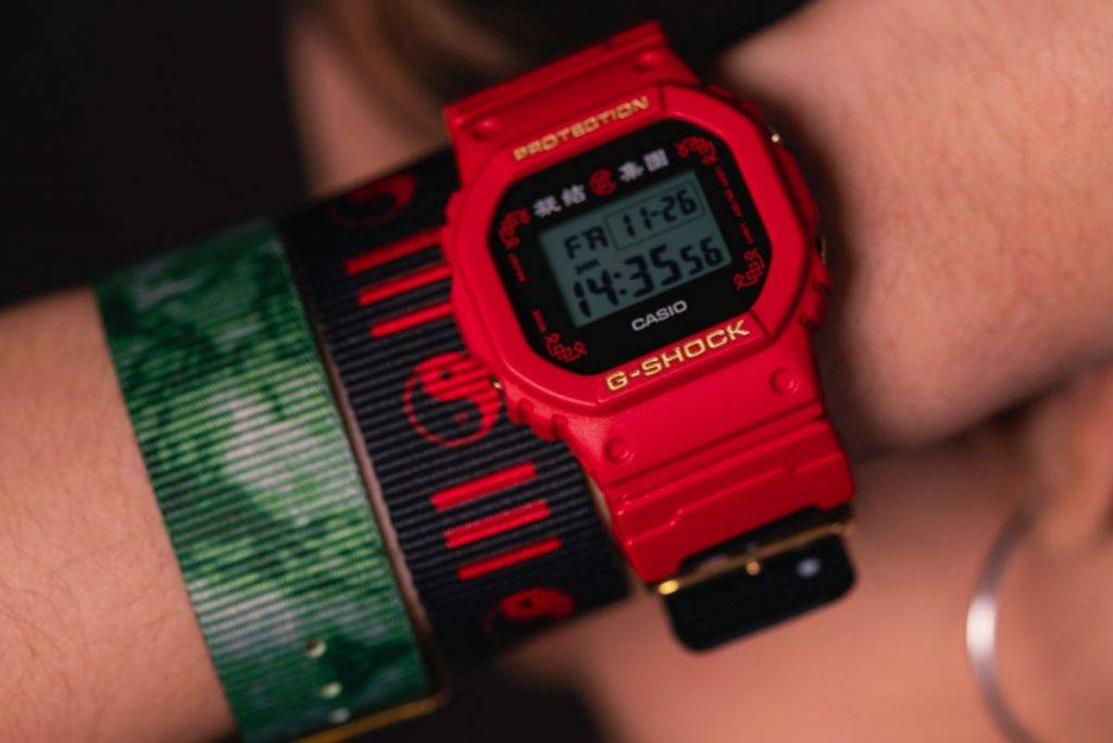 CLOT x G-SHOCK 新色 DW-5600BBN 即將上架！全紅色錶帶成腕上最注目焦點