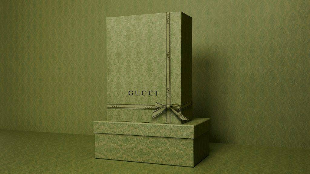 Gucci永續時尚 購物袋及包裝盒上均有華麗的綠色印花圖案，包裝所使用的紙材均來自可持續管理森林｜Gucci永續時尚