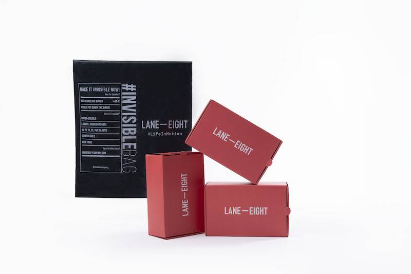 Lane Eight 鞋盒以回收物製成、包裝物料棄膠走塑，更用產上可生物分解及水溶性的郵袋，十分環保。