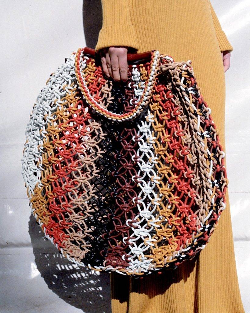 B Corp Lolla 手提包將品牌 2004 年春季單品重新設計，成為了大地色調的手工編織 Chloé Craft 設計。