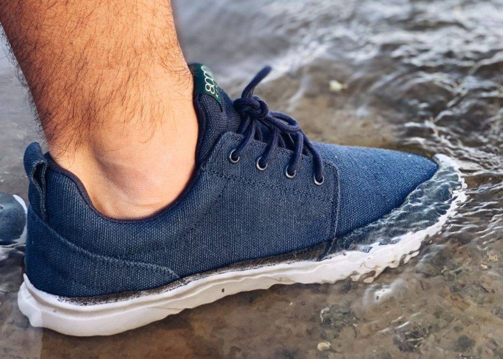 環保波鞋 8000kicks研發出世界上第一對植物製的防水環保波鞋，具有防水、防污及防塵三大功效。