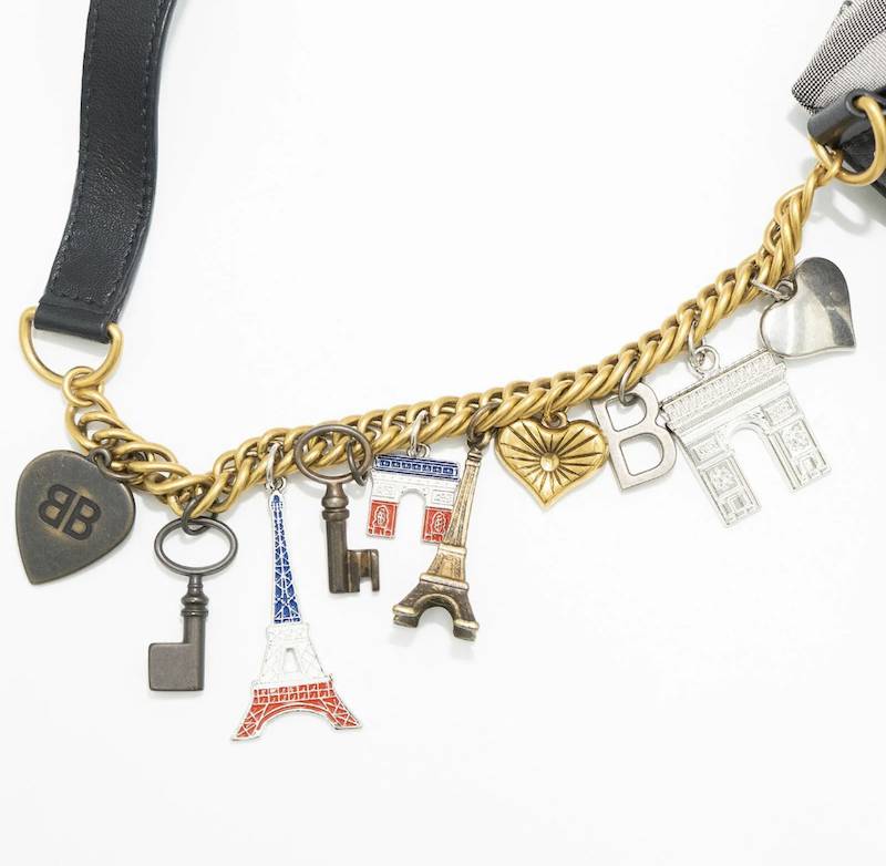 eBay 背帶部份設有代表巴黎的吊飾。