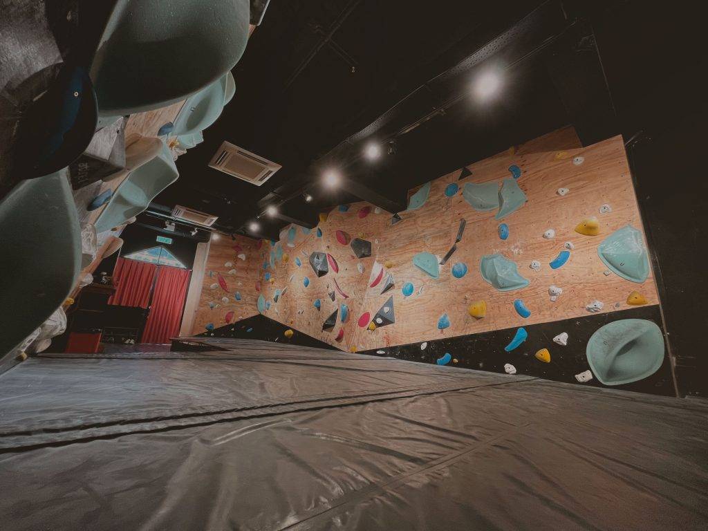 攀岩 在深水埗開設兩層高、二千呎的室內攀石場「尚山岩館」。