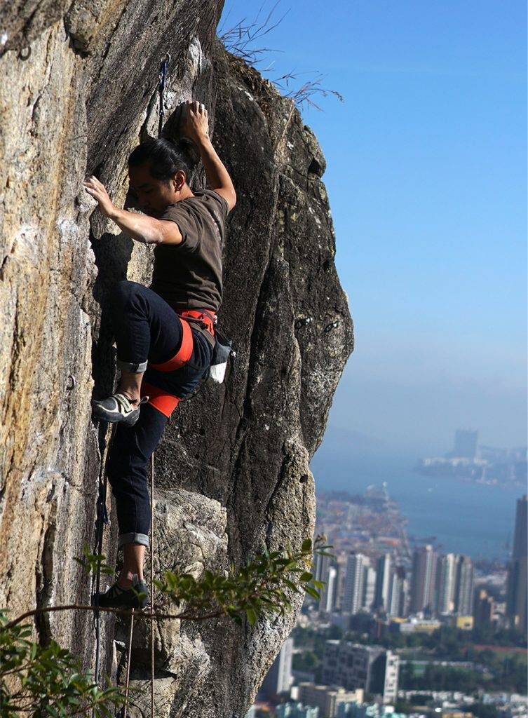 攀岩 在香港也有不少適合攀石的登山路線。圖片攝於畢架山。