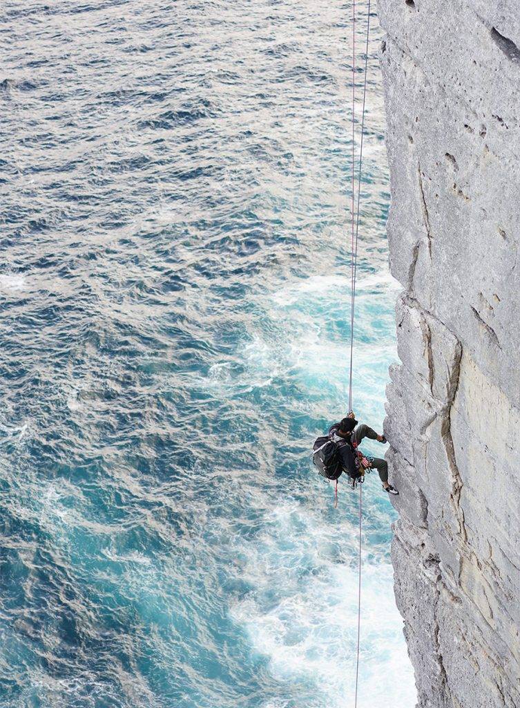 攀岩 相片攝於澳洲Point Perpendicular Lighthouse。Sammy到過不少地方挑戰，曾攀爬在倒吊岩壁是在峽谷內令他印象深刻。