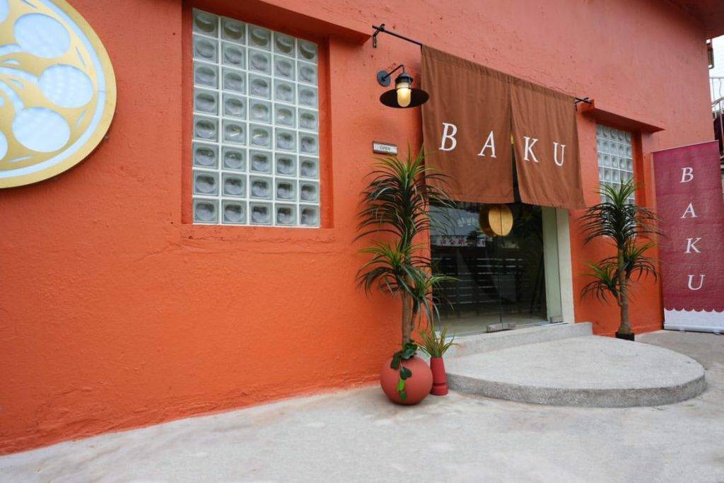 水療 Baku 八古採用橙紅色主調的沖繩琉球風裝潢