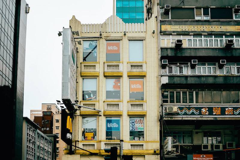 香港遺美 彌敦道190號的戰前建築物，見證尖沙咀的流金歲月，先後進駐鞋店、珠寶店、婚攝店。這棟舊唐樓近年租予LEGO店而苟延殘喘，最後卻可能像LEGO般被推倒拆卸。