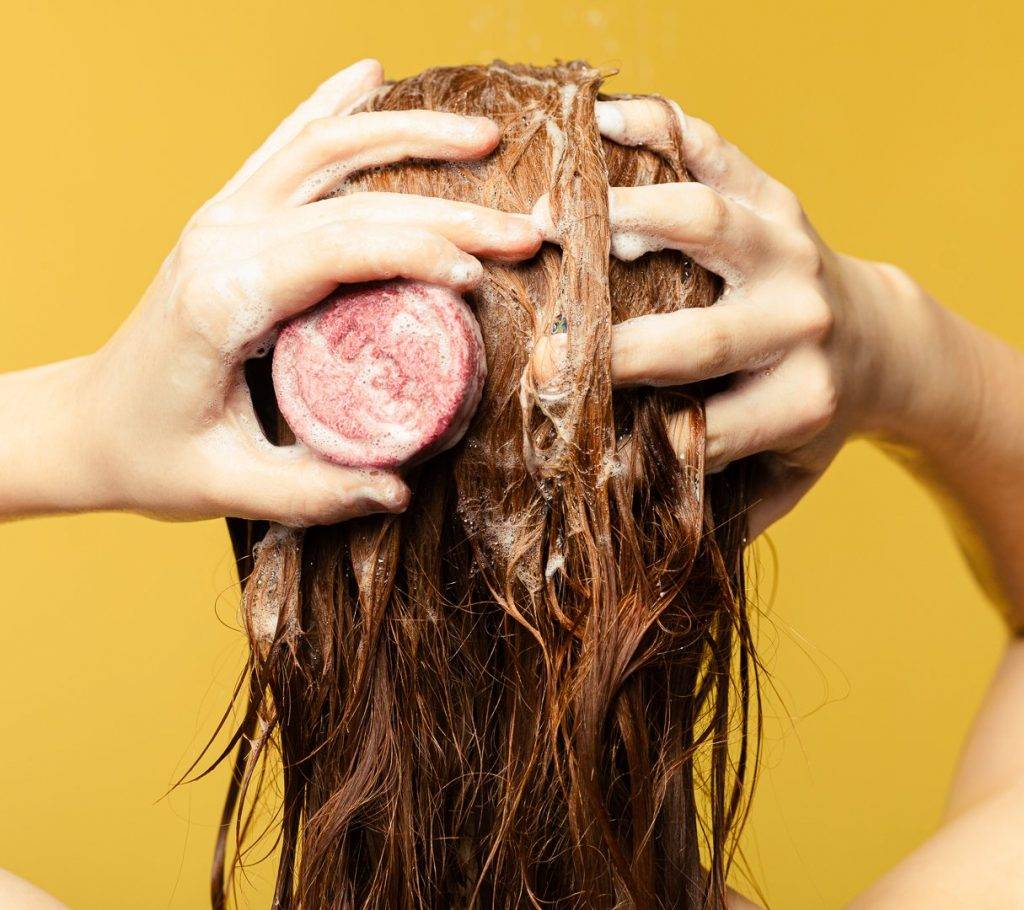 洗髮餅 直接將洗髮餅在濕髮上打圈，就可輕鬆搓揉出綿密泡沫。