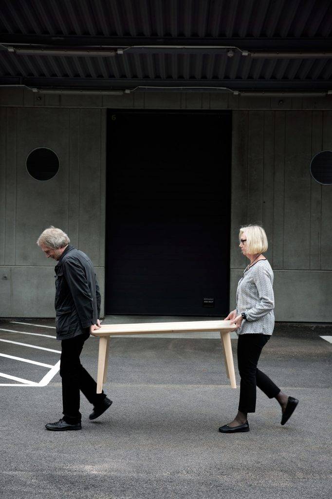 IKEA環保袋 IKEA Knut Hagberg和Marianne Hagberg設計的LISABO桌子系列，獲紅點設計大獎2016年的產品設計獎。