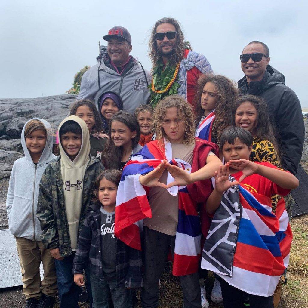 Jason Momoa 與民眾一起反對夏威夷毛納基山的望遠鏡工程。