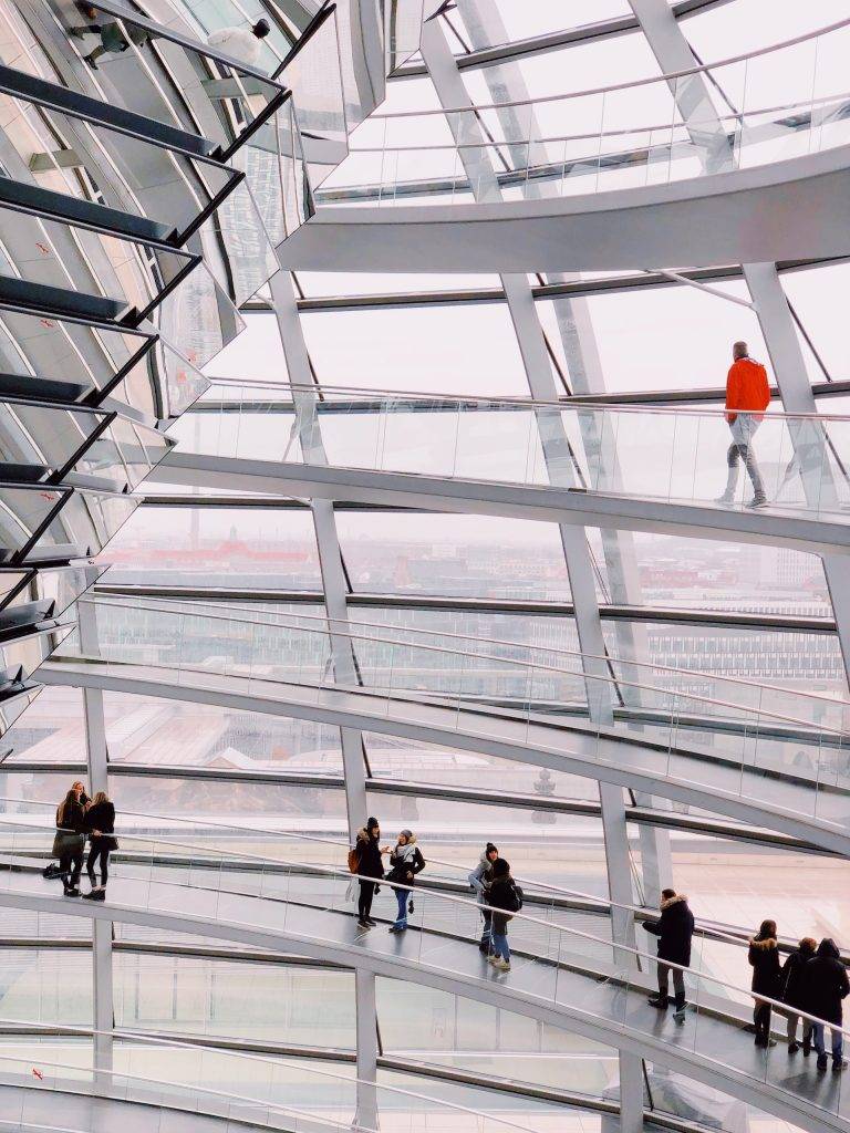 永續措施 德國國會大廈 Reichstagsgebäude Berlin，也是德國知名綠建築之一，屋頂上設有的太陽能發電板，能生產大樓所需的能源；鏡子能轉動調整光源，玻璃帷幕也可以轉動，增加自然通風，冬暖夏涼。
