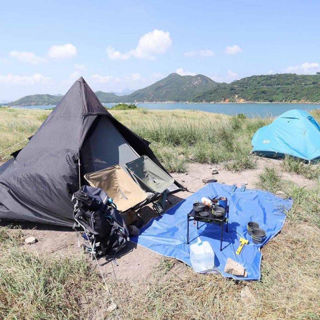 露營用品租借 露營用品店 山問提供一家大小去玩必備的露營枱櫈、享受野炊專用的露營爐頭、舒適輕巧的吹氣睡墊等。
