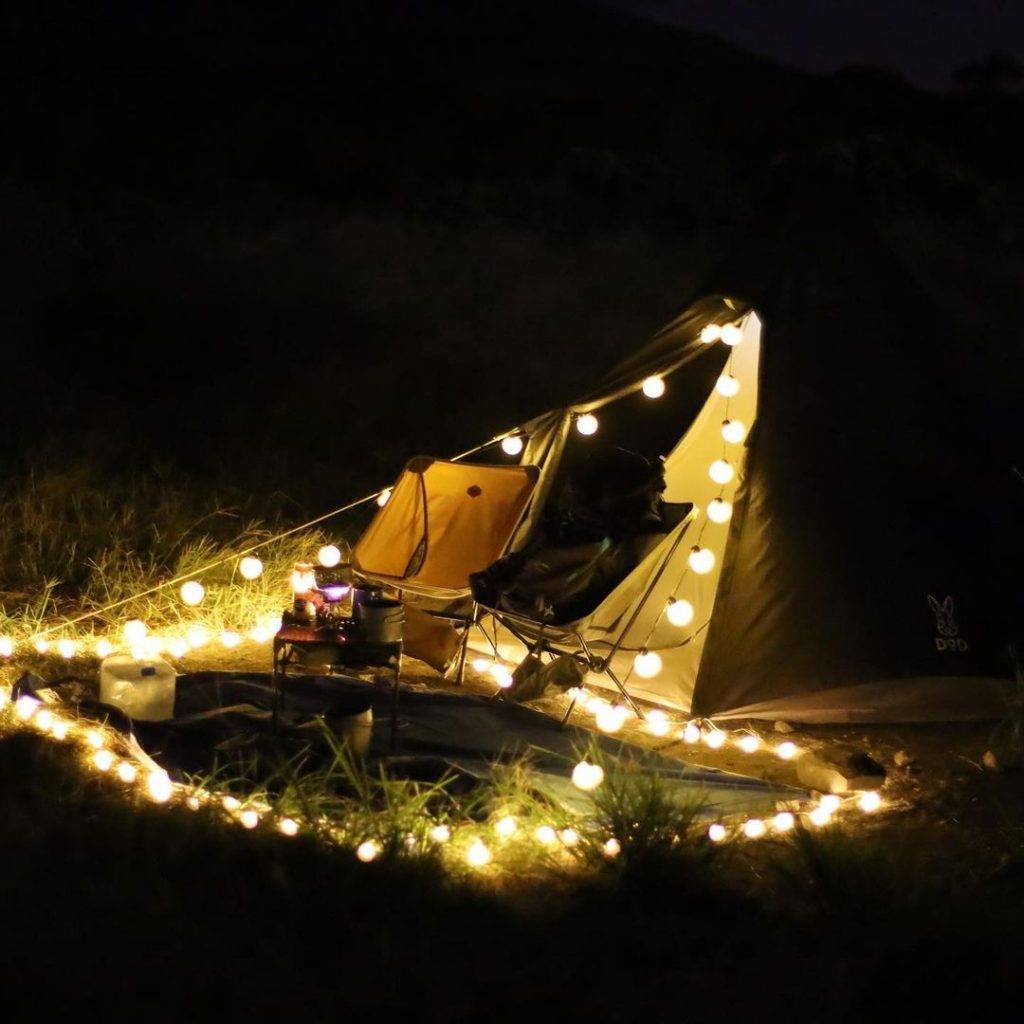 露營用品租借 露營用品店 可以租借單品掛飾燈串，營造完美氣氛。