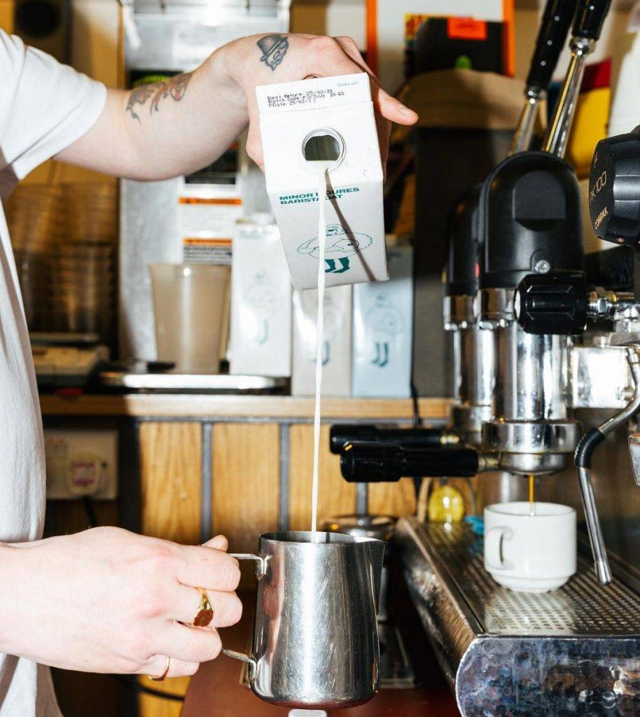 手沖咖啡 英國碳中和植物奶品牌 Minor Figures ，專為咖啡而設，即使是燕麥奶能夠打出幼滑奶泡，帶天然的燕麥甜味，不會帶走咖啡豆本身的風味。
