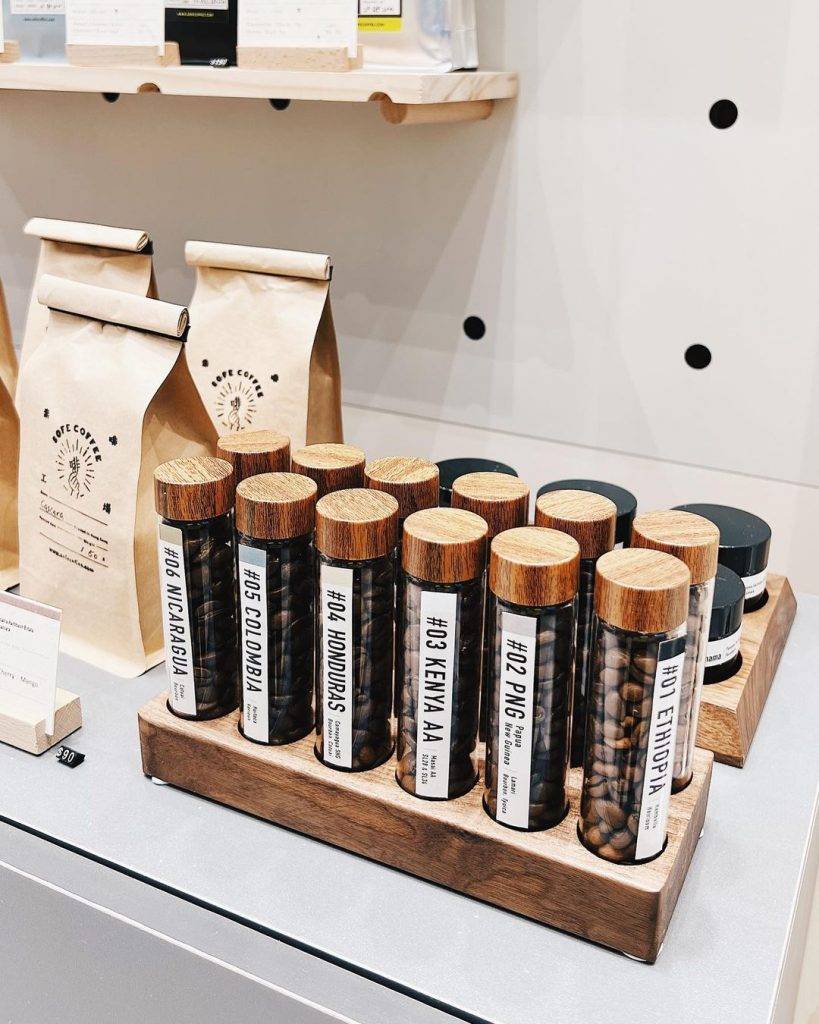 手沖咖啡 本地品牌「素啡工場」，搜羅世界各地的精品咖啡豆，位於奧海城的概念店提供裸買本地自家新鮮烘焙咖啡豆。