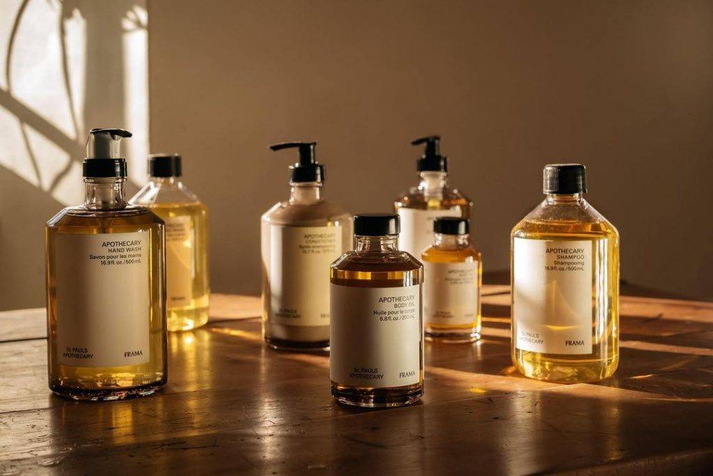 無性別護膚 無性別保養 Herbarium 護理系列的玻璃瓶皆於意大利製造，極具質感又可重複使用，將永續精神融入品牌。