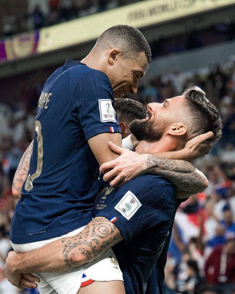 世界盃 法國前鋒麥巴比和銀河唯一基奧特在入球後深情相擁對望的一幕被網友瘋傳。