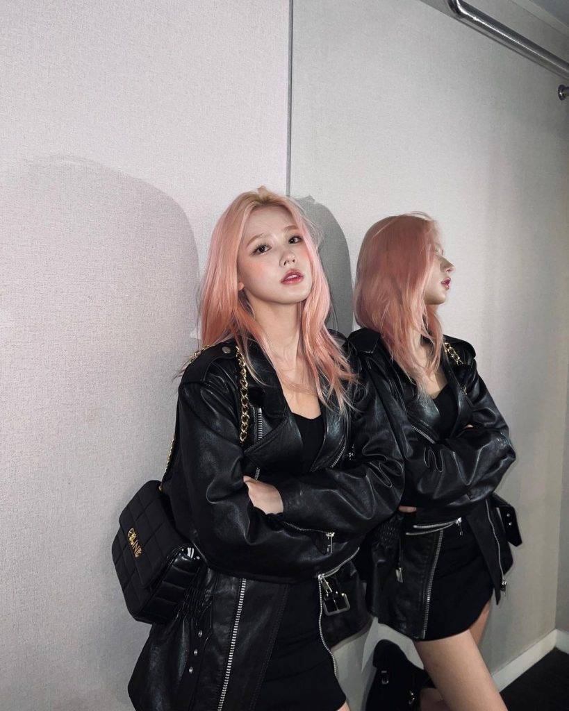 皮褸 BLACKPINK皮衣 G)I-DLE成員Miyeon以機車皮外套混搭同色系迷你連身裙，流露叛逆的壞女孩形象。
